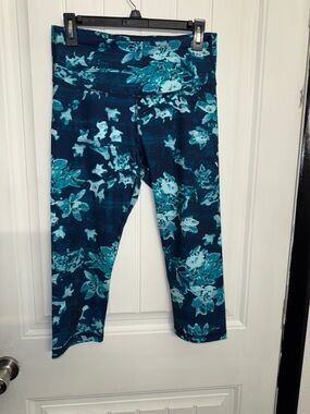 Old Navy Active Navy and Teal Patterned Capri Leggings